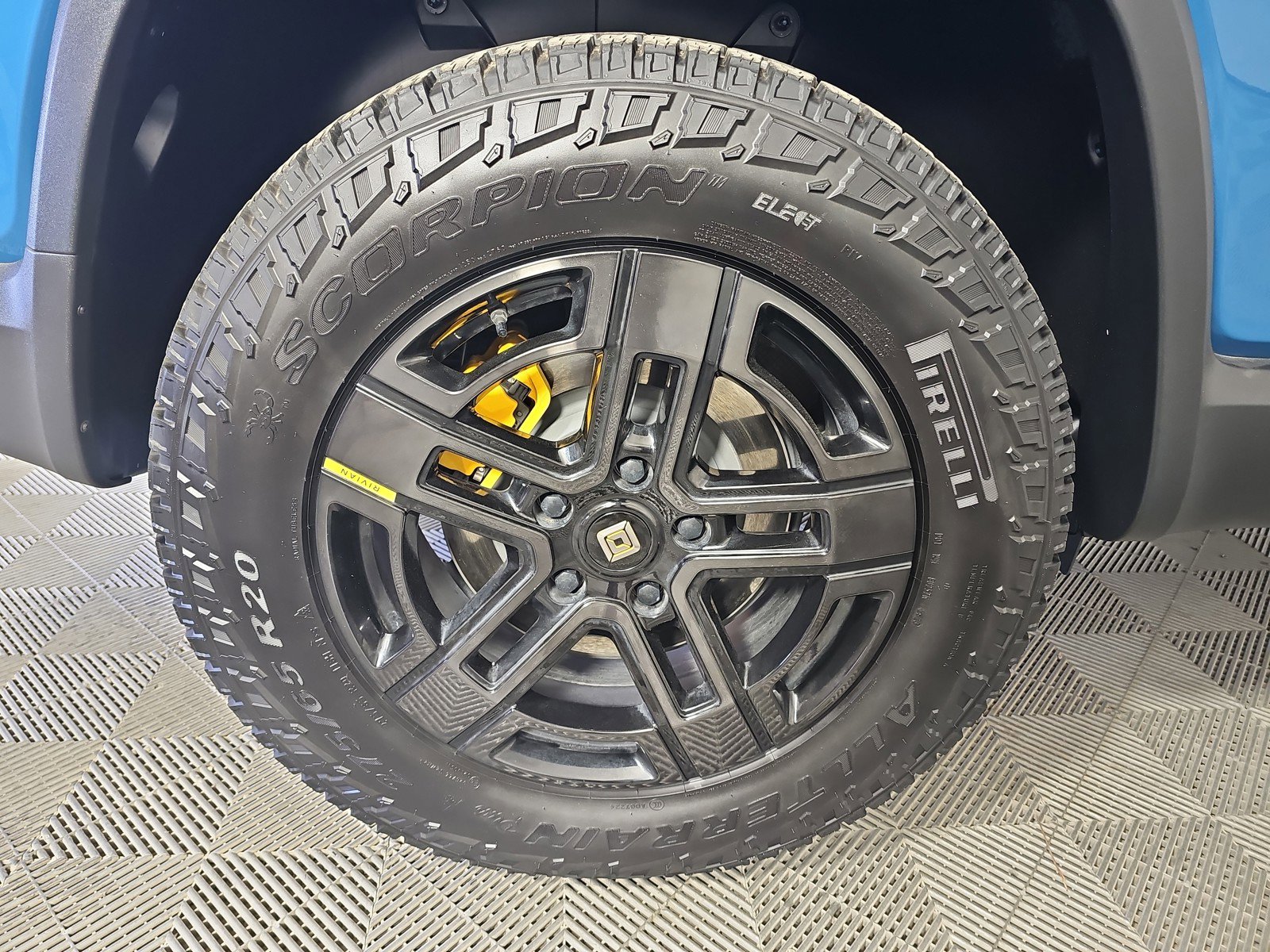 Used 2023 Rivian R1S Adventure image 11