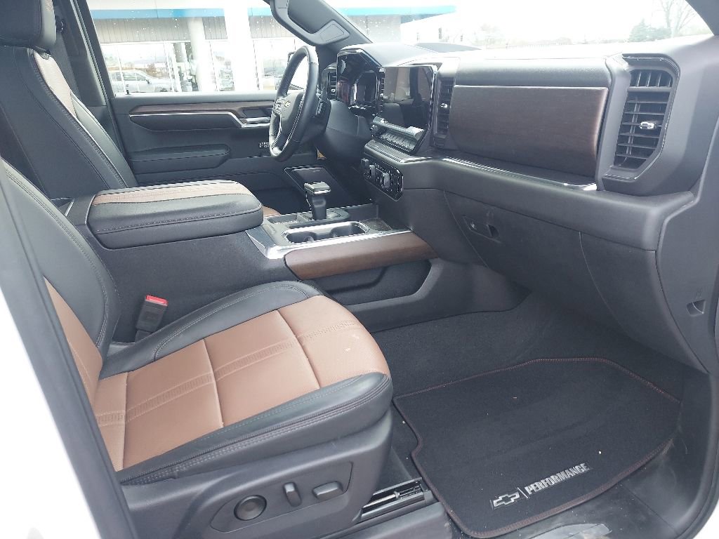 Used 2024 Chevrolet Silverado 1500 High Country w/ High Country Premium Package AWD/4WD image 8