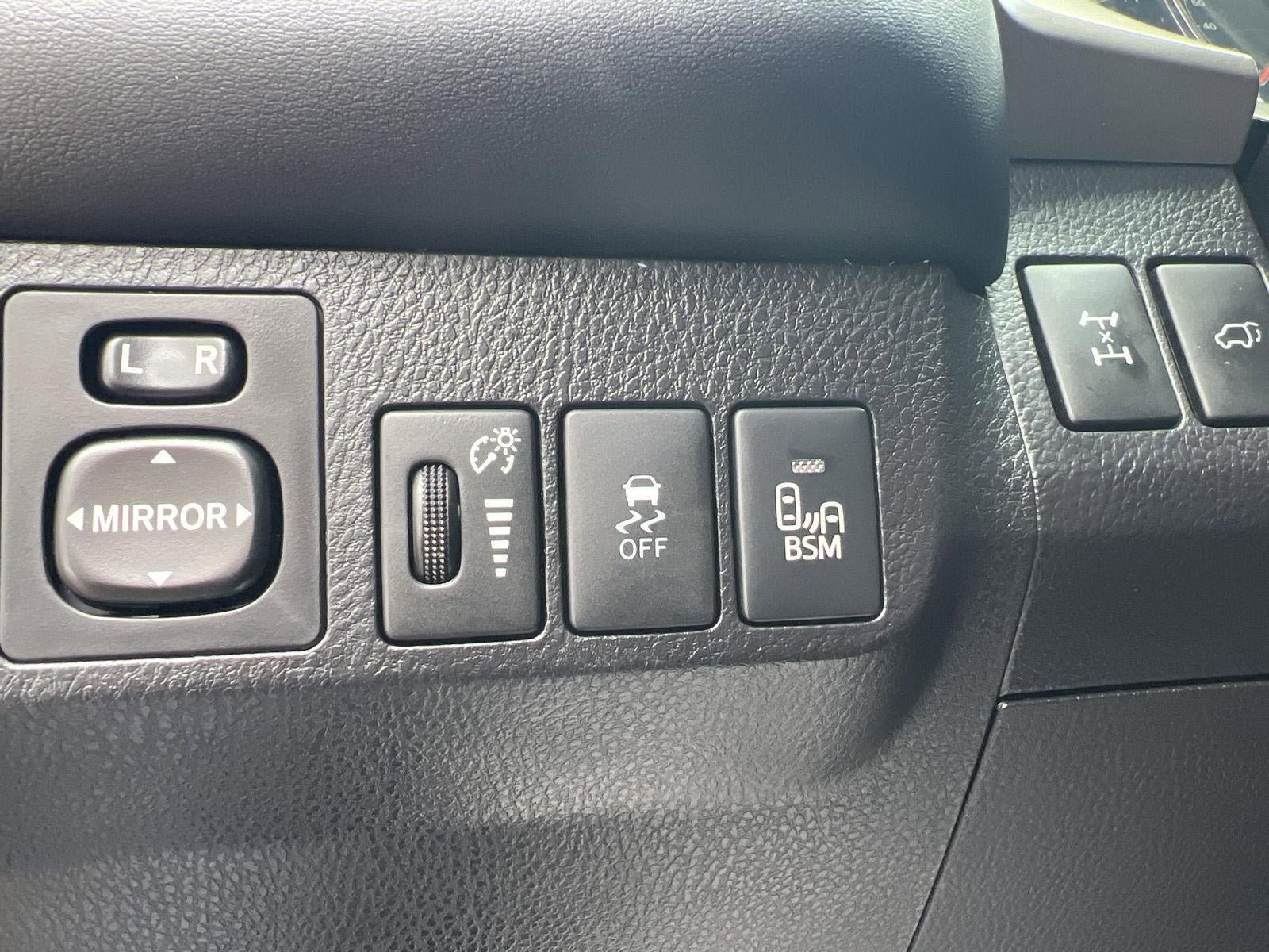 Used 2014 Toyota RAV4 Limited w/ Technology Package AWD/4WD image 17
