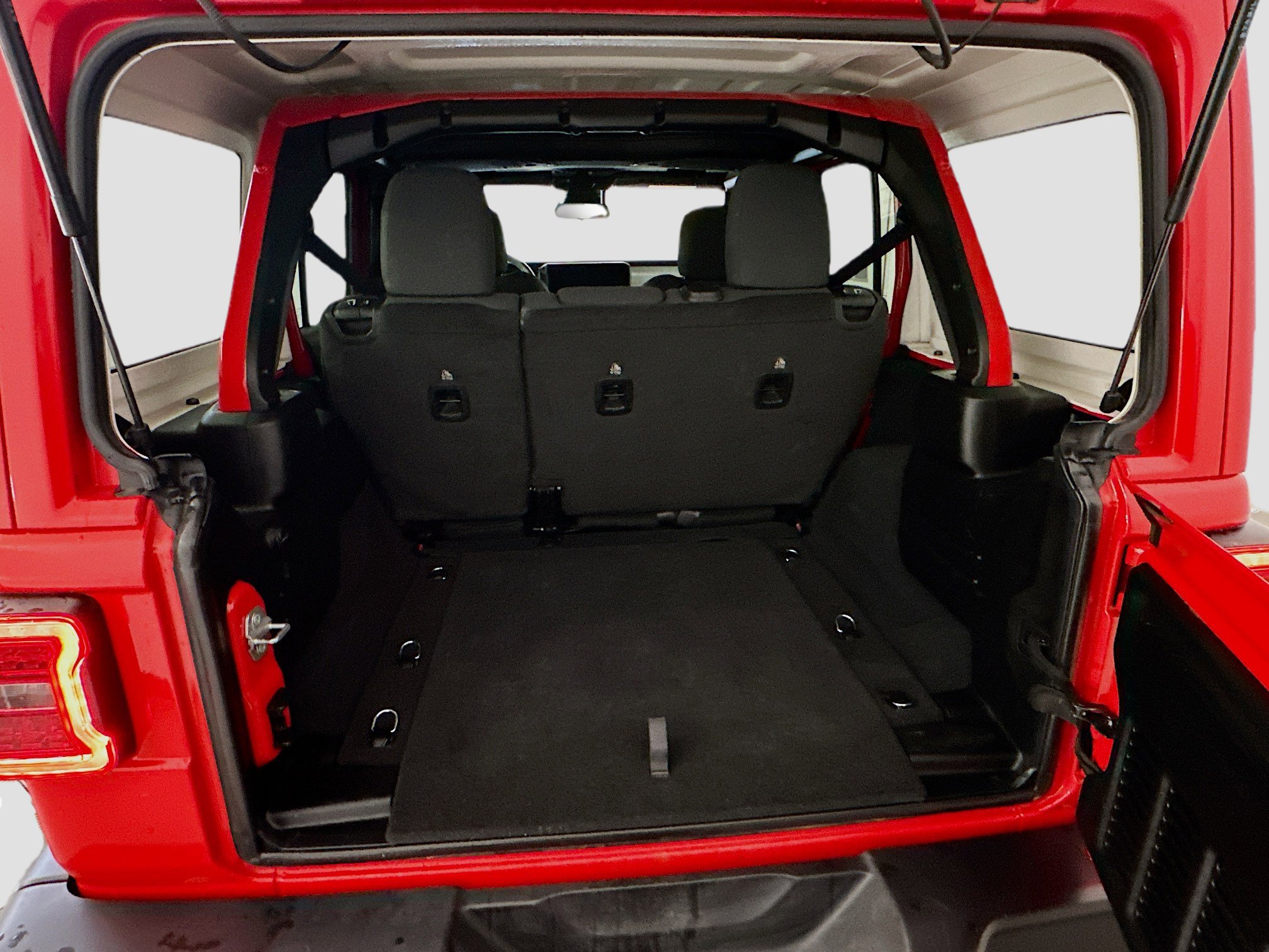 Used 2025 Jeep Wrangler Sahara image 29