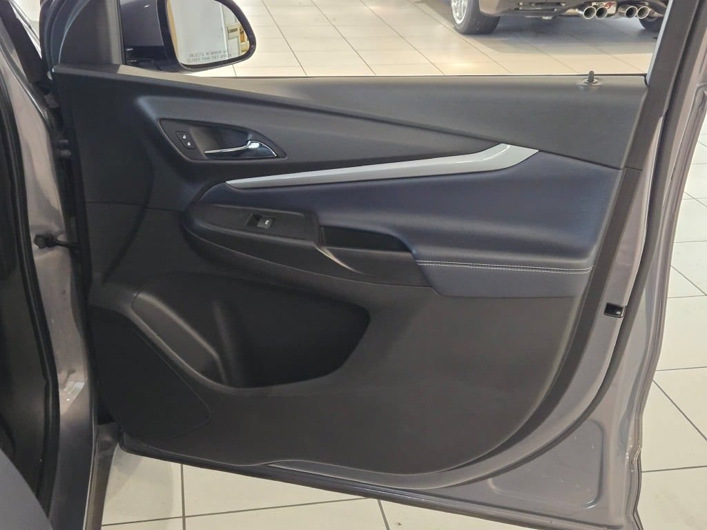 Certified 2023 Chevrolet Bolt EUV LT w/ Convenience Package FWD image 5