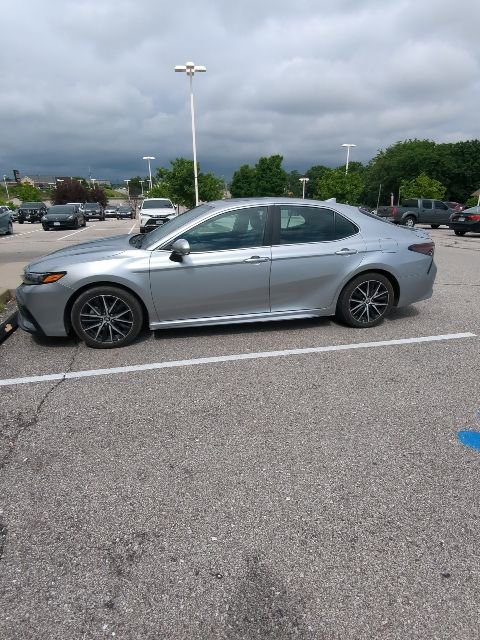Used 2024 Toyota Camry SE w/ Convenience Package FWD image 4
