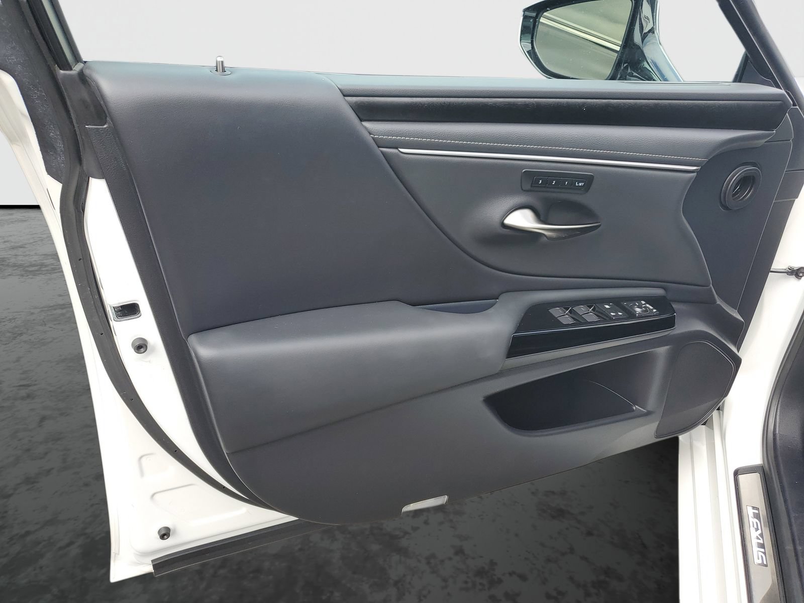 Used 2025 Lexus ES 300h w/ Premium Package FWD image 19