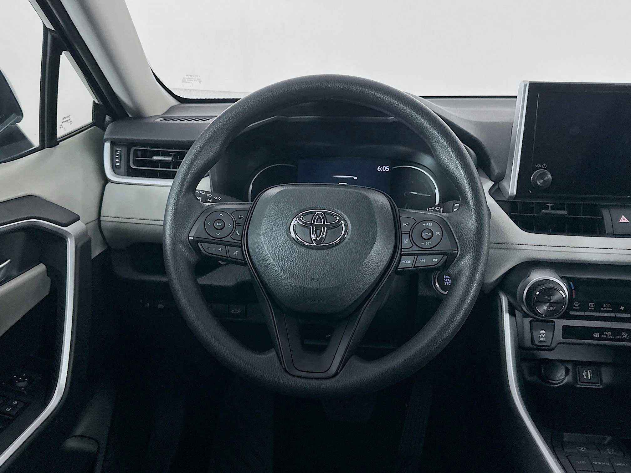 Used 2025 Toyota RAV4 XLE w/ Convenience Package image 18