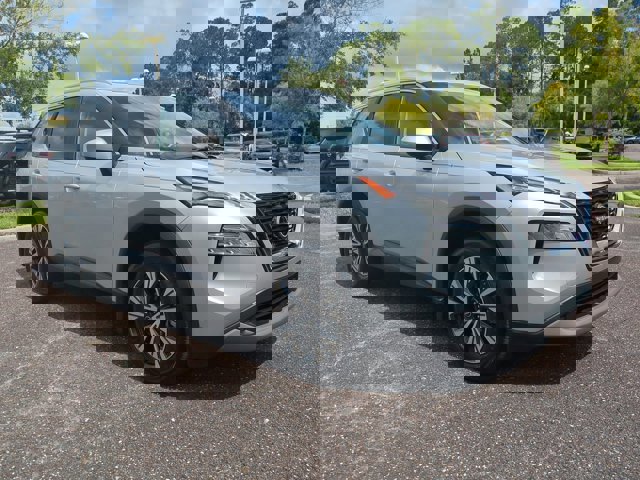 Used 2023 Nissan Rogue SV w/ SV Premium B Package image 2