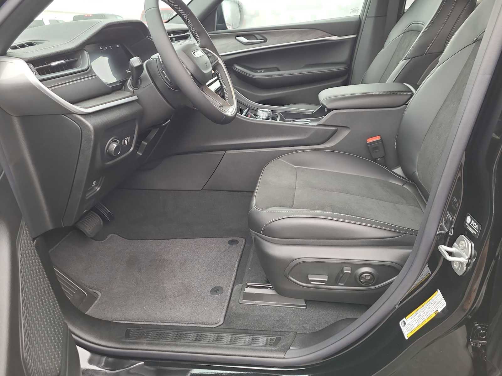 New 2026 Jeep Grand Cherokee Altitude image 19