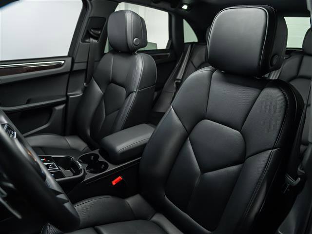 Certified 2025 Porsche Macan image 5