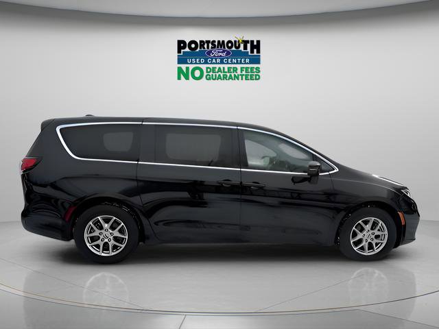 Used 2024 Chrysler Pacifica Touring-L image 6