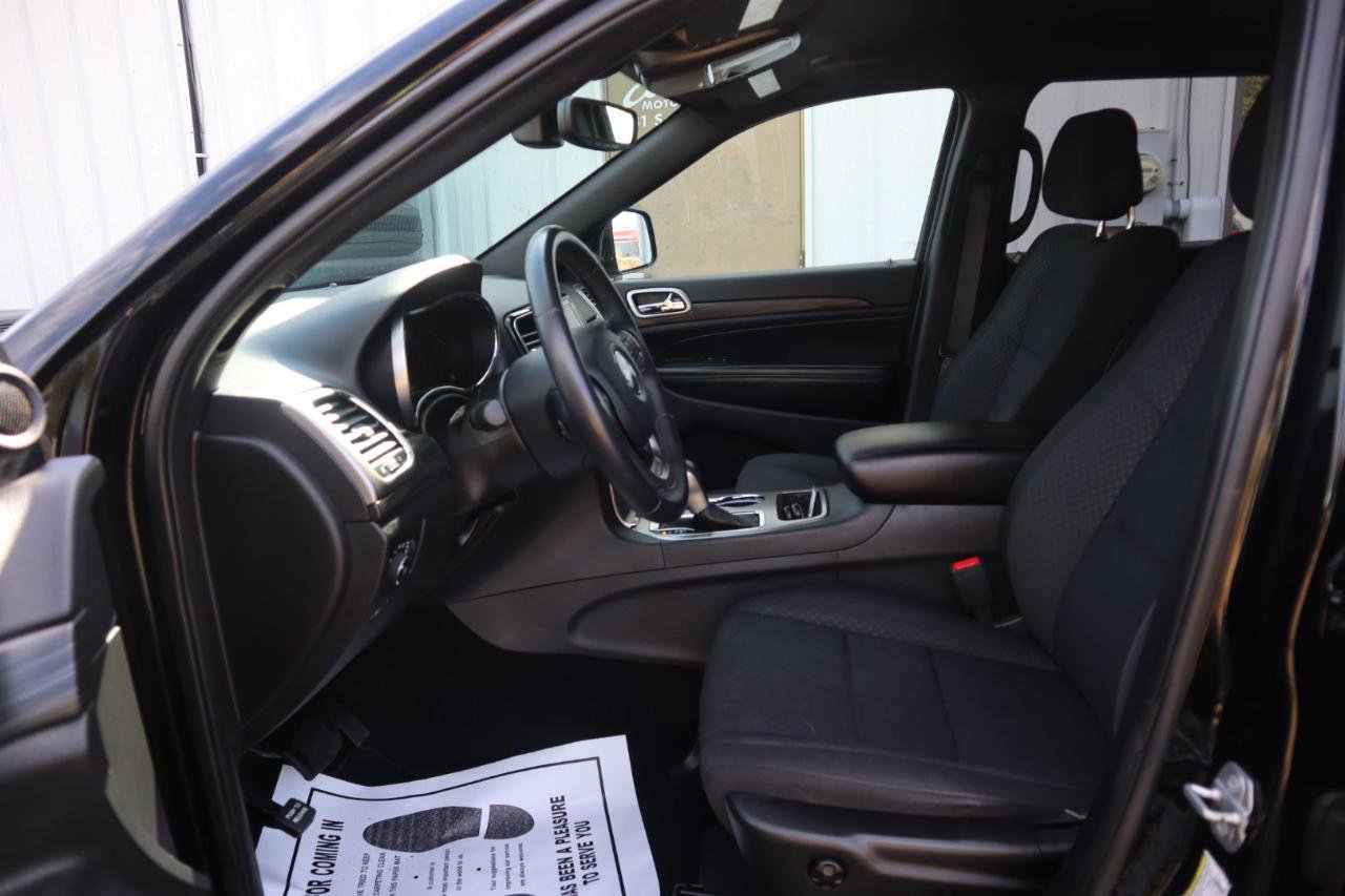 Used 2019 Jeep Grand Cherokee Laredo w/ 18" Wheel & 8.4" Radio Group image 61