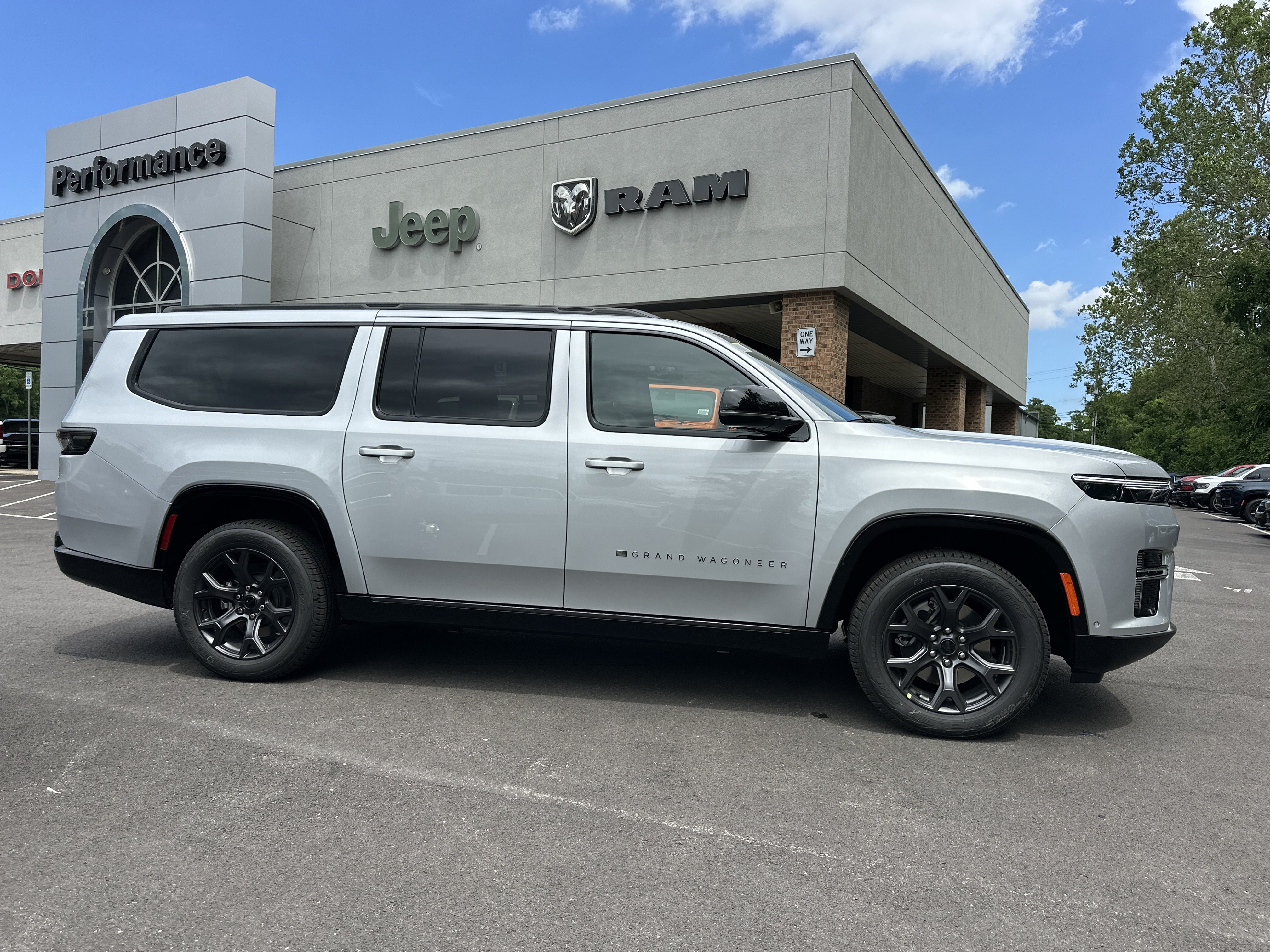 New 2026 Jeep Grand Wagoneer L Limited w/ Premium Group II AWD/4WD image 17