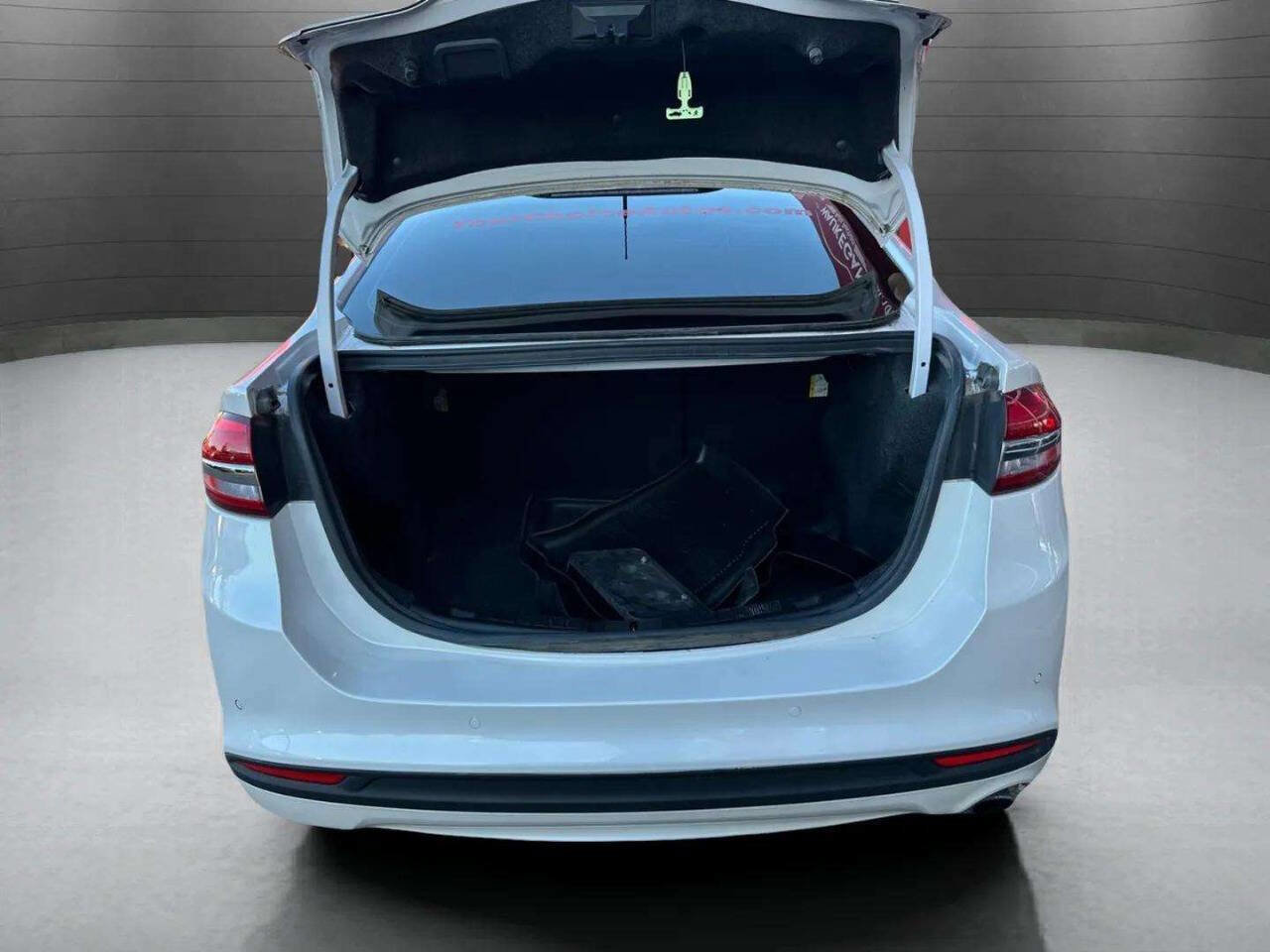 Used 2017 Ford Fusion SE w/ Fusion SE Technology Package image 9