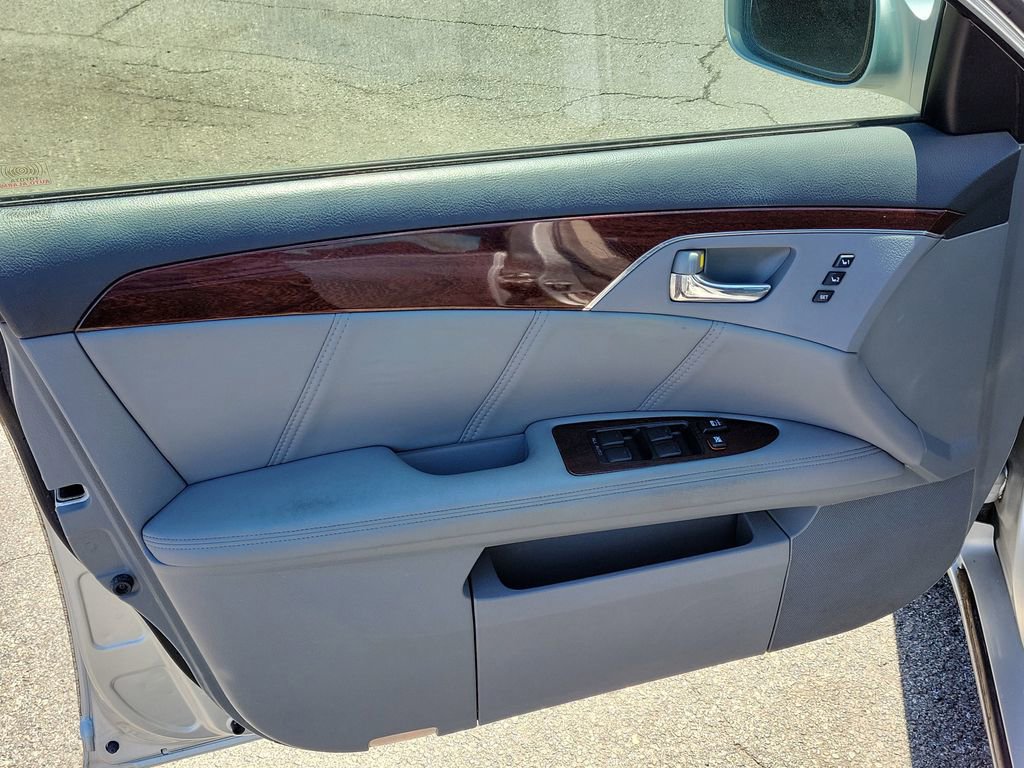 Used 2010 Toyota Avalon Limited FWD image 18