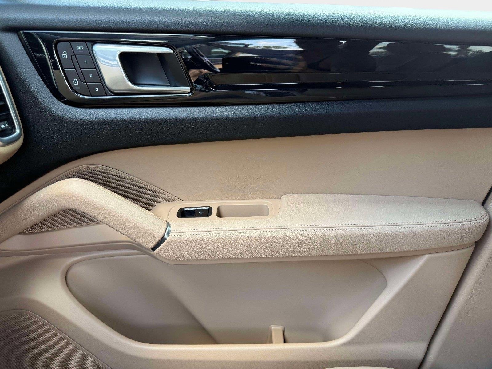 Used 2022 Porsche Cayenne w/ Premium Package image 46