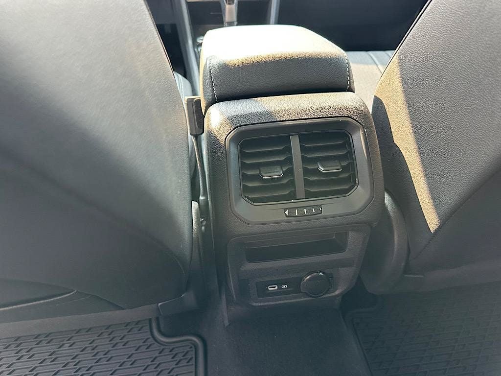 Used 2024 Volkswagen Tiguan SE AWD/4WD image 18