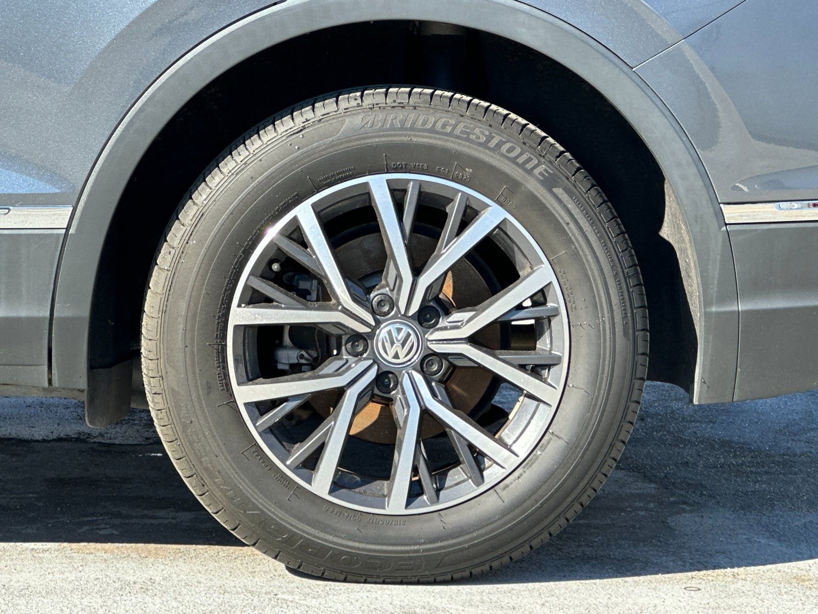 Used 2020 Volkswagen Tiguan SE w/ Panoramic Sunroof Package image 34