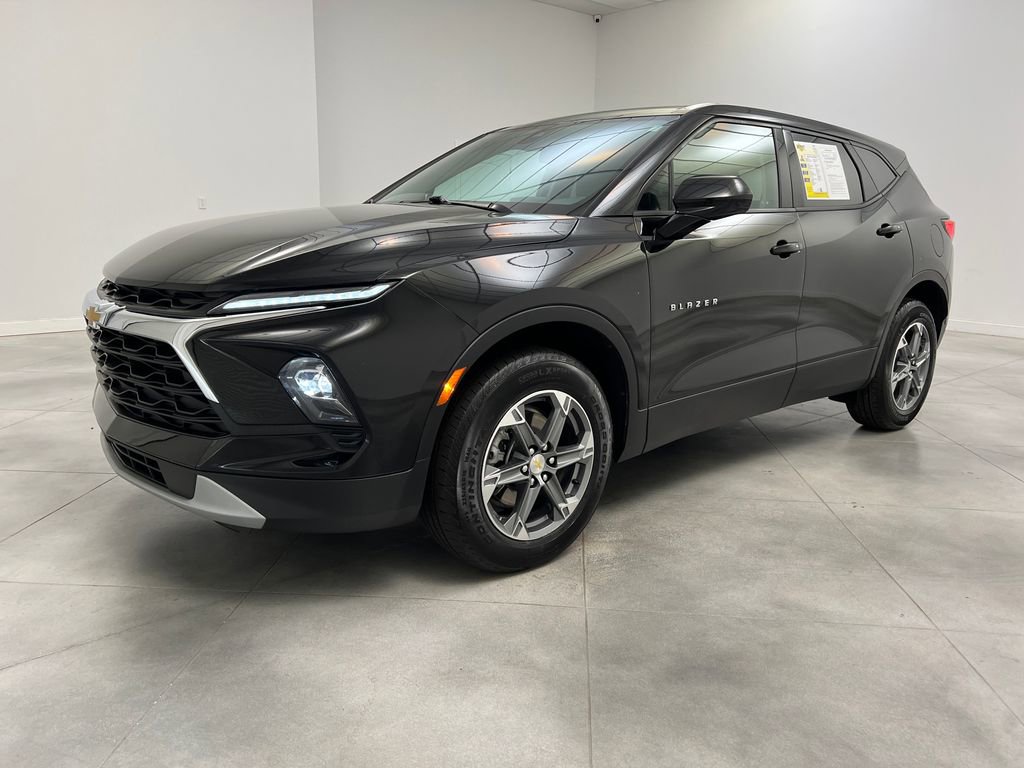 Used 2025 Chevrolet Blazer LT image 3