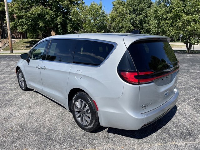 Used 2024 Chrysler Pacifica Select image 7