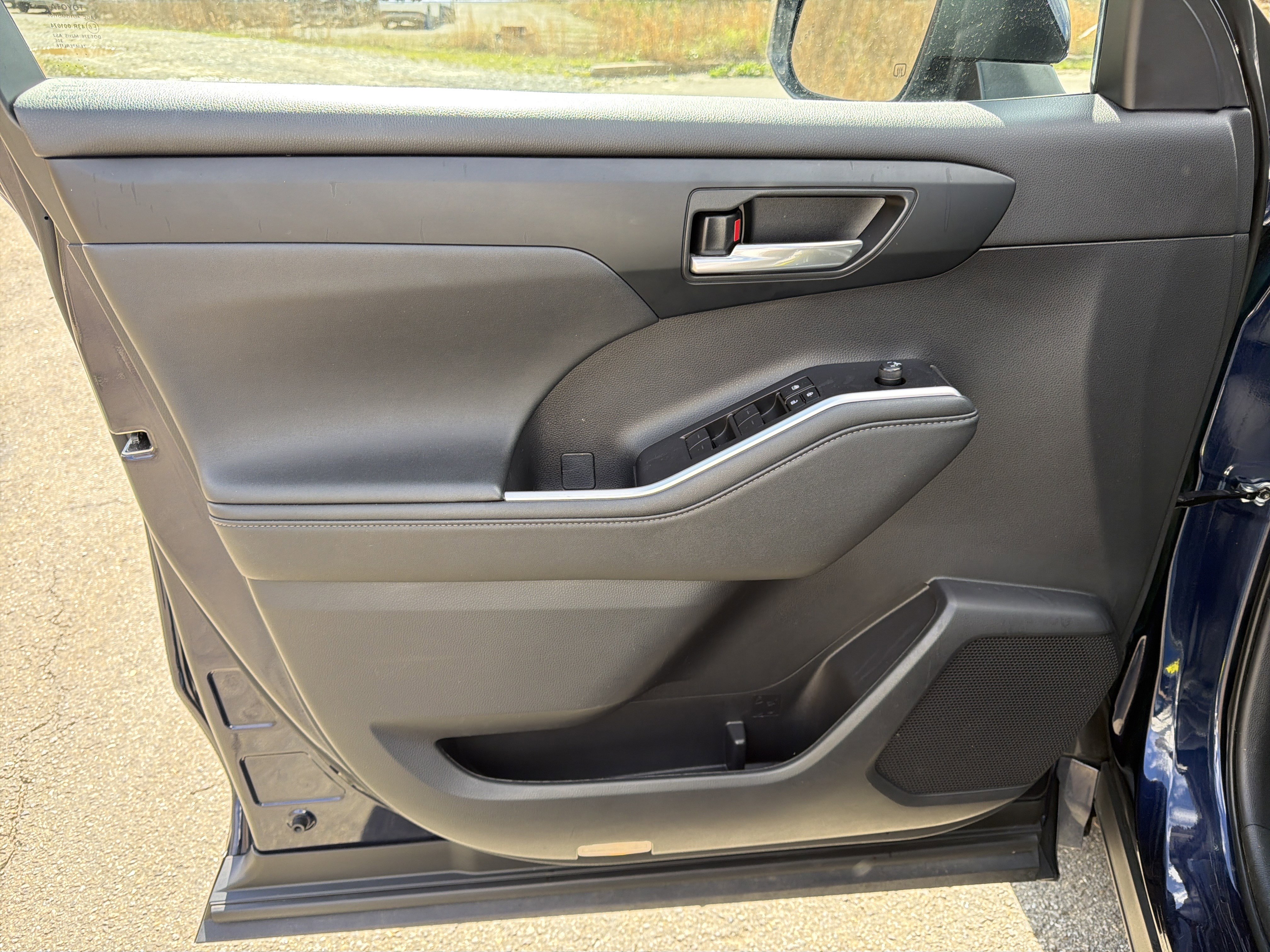 Used 2024 Toyota Highlander XLE FWD image 10