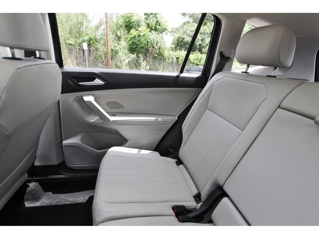 Used 2024 Volkswagen Tiguan SE w/ Panoramic Sunroof Package AWD/4WD image 9