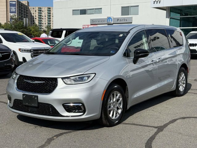 Used 2024 Chrysler Pacifica Touring-L FWD image 6