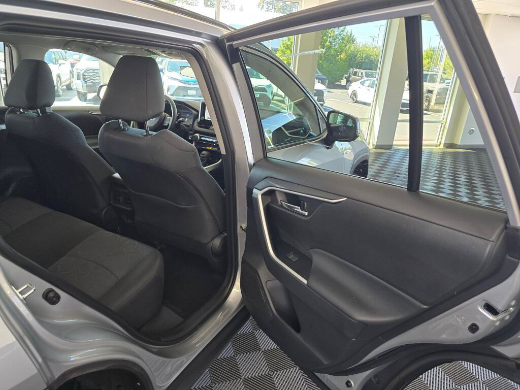 Used 2025 Toyota RAV4 XLE AWD/4WD image 38