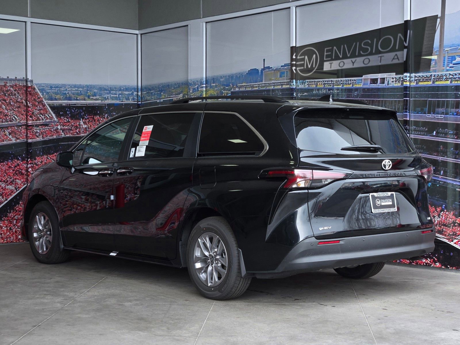 Used 2026 Toyota Sienna XLE image 6