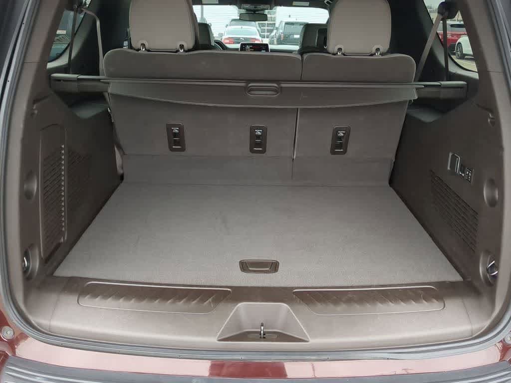 Used 2023 GMC Yukon XL SLT w/ SLT Luxury Package image 34