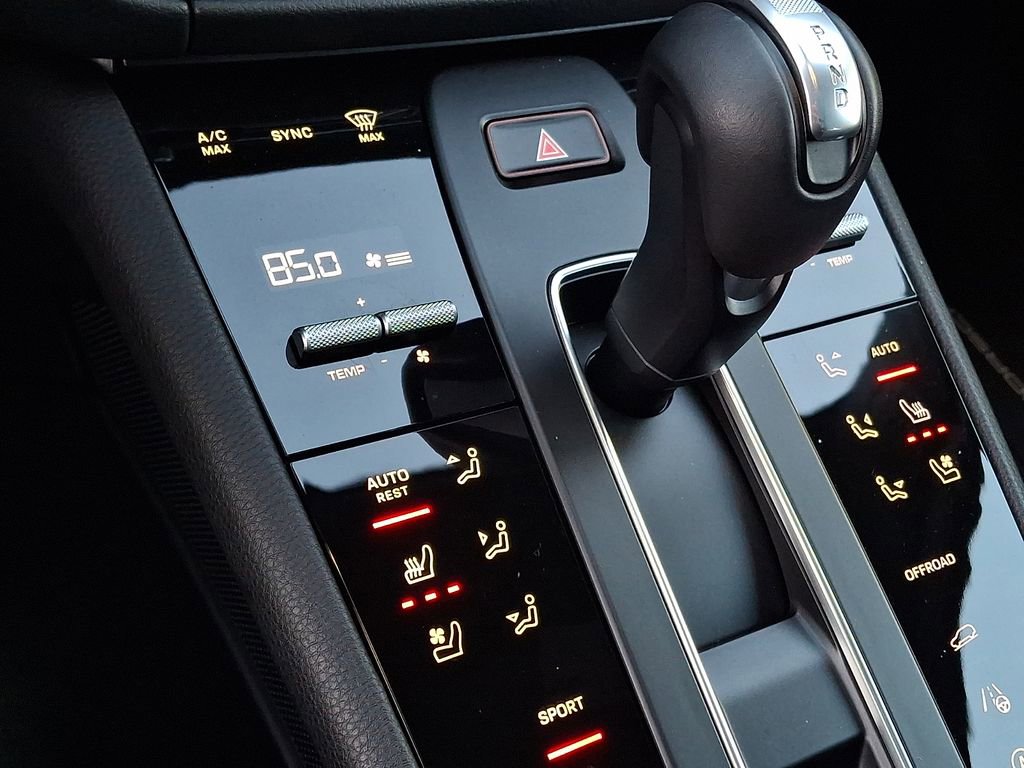 Used 2025 Porsche Macan AWD/4WD image 13