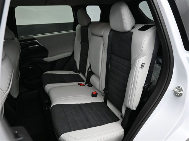 New 2025 Mitsubishi Outlander SE image 9