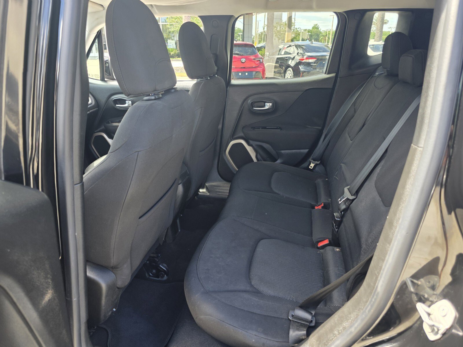 Used 2016 Jeep Renegade Latitude FWD image 9
