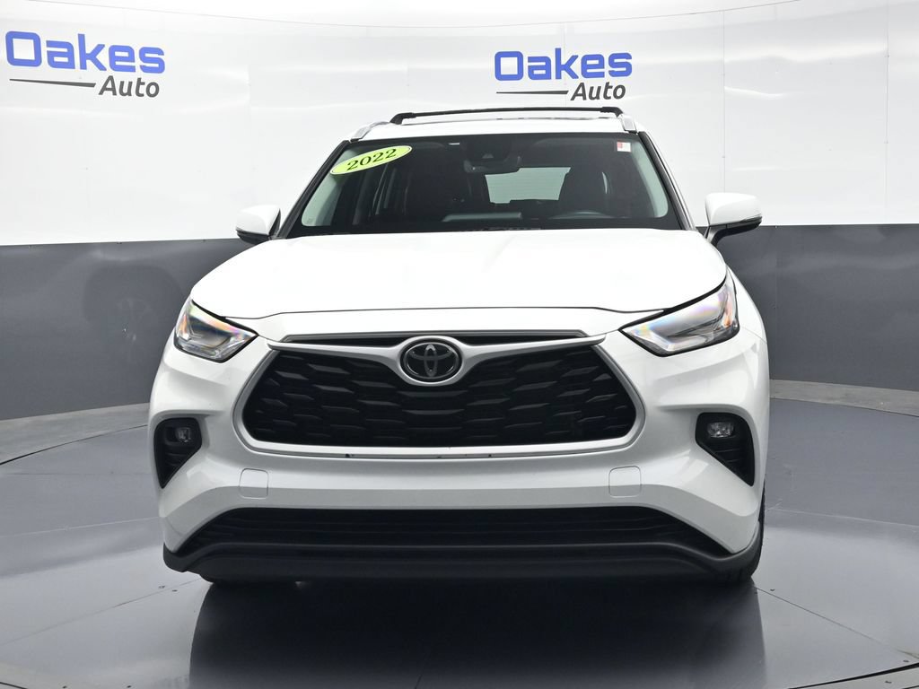 Used 2022 Toyota Highlander XLE AWD/4WD image 2