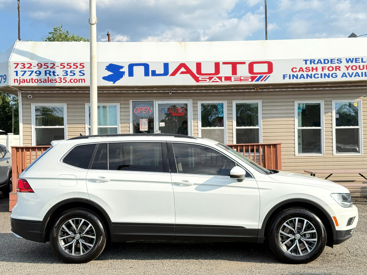 Used 2019 Volkswagen Tiguan SE w/ Panoramic Sunroof Package image 3