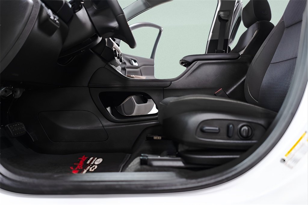 Used 2023 GMC Acadia SLE w/ Driver Convenience Package image 28