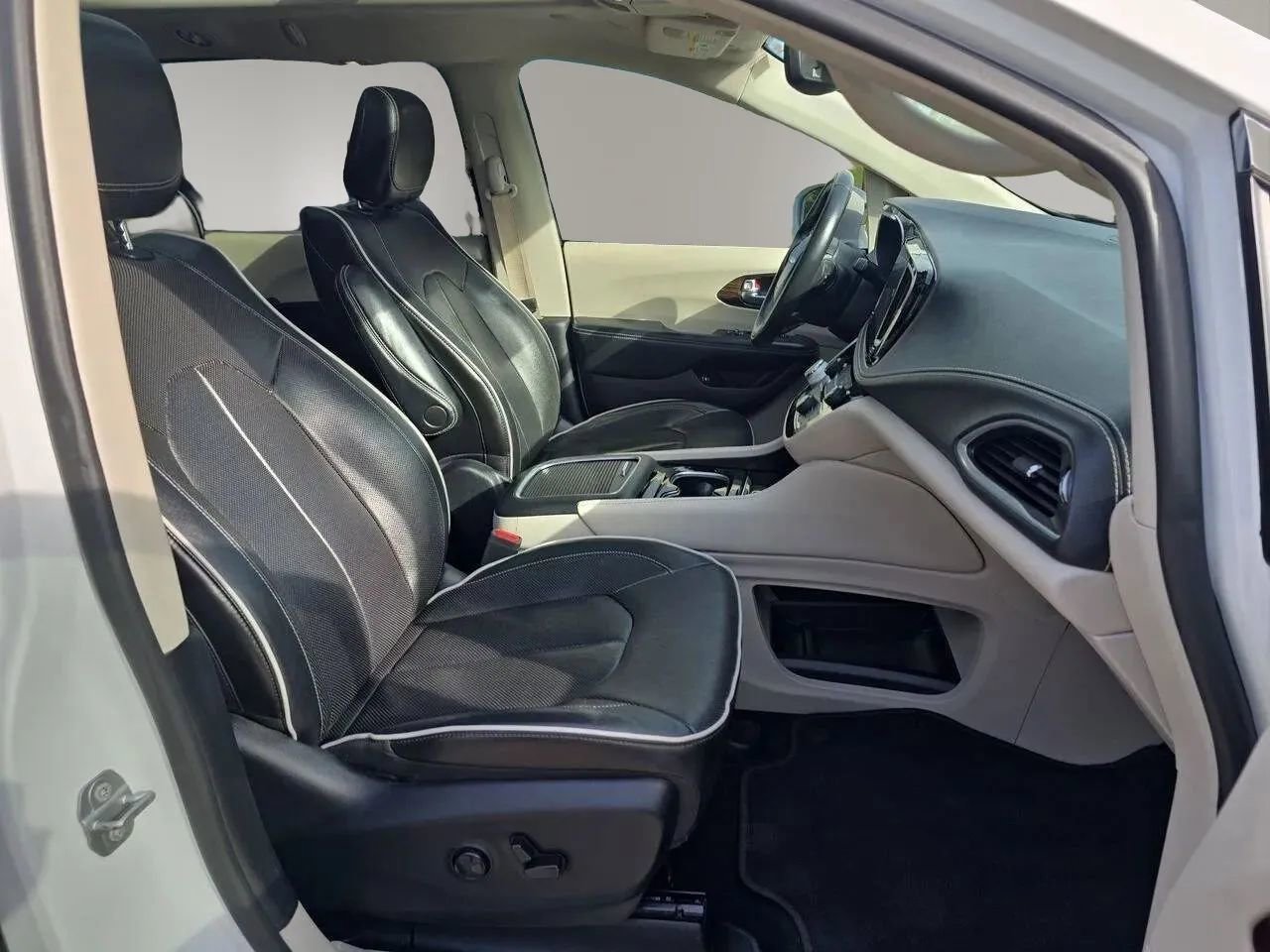Used 2022 Chrysler Pacifica Limited FWD image 27
