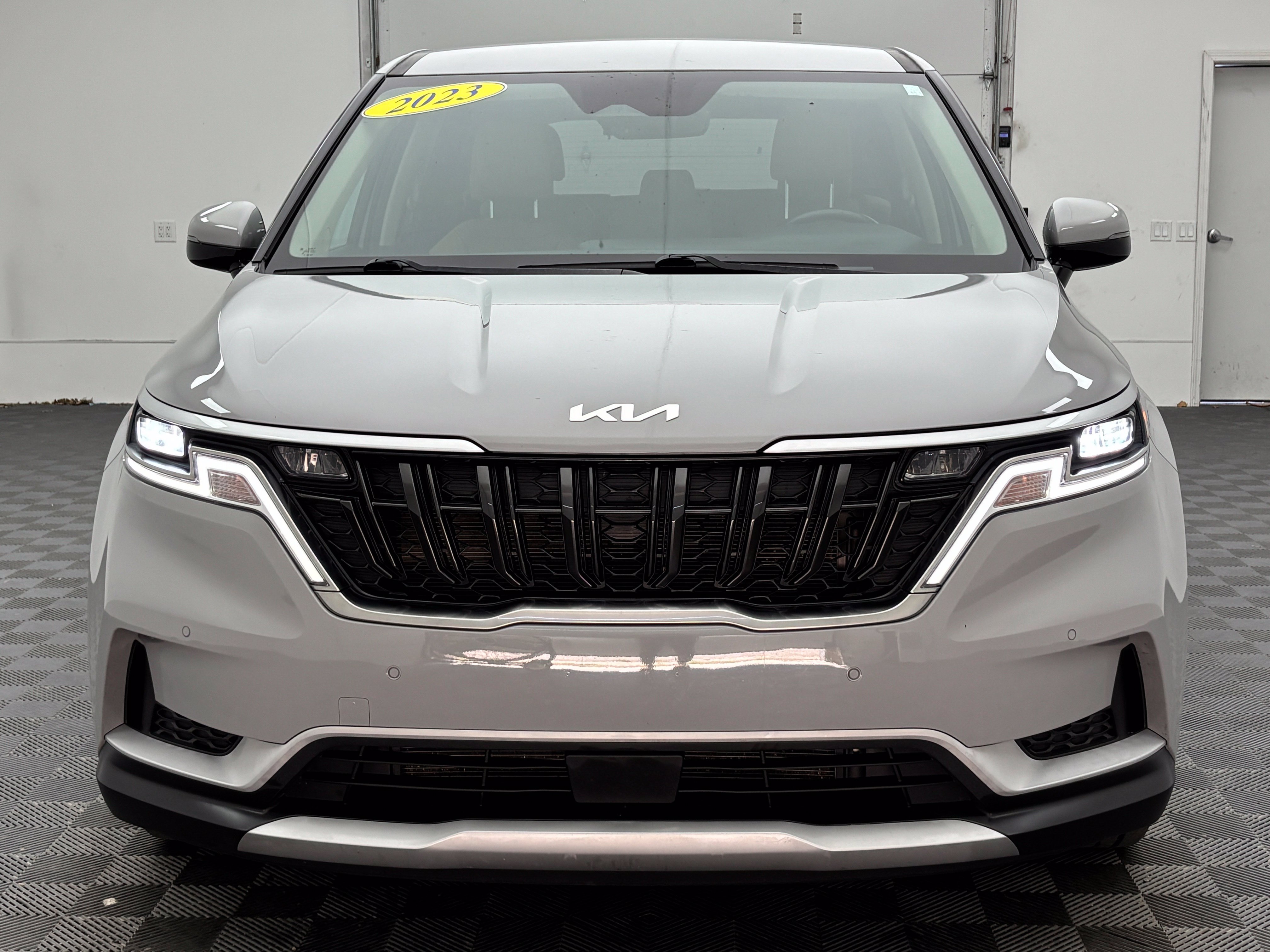 Used 2023 Kia Carnival EX FWD image 12