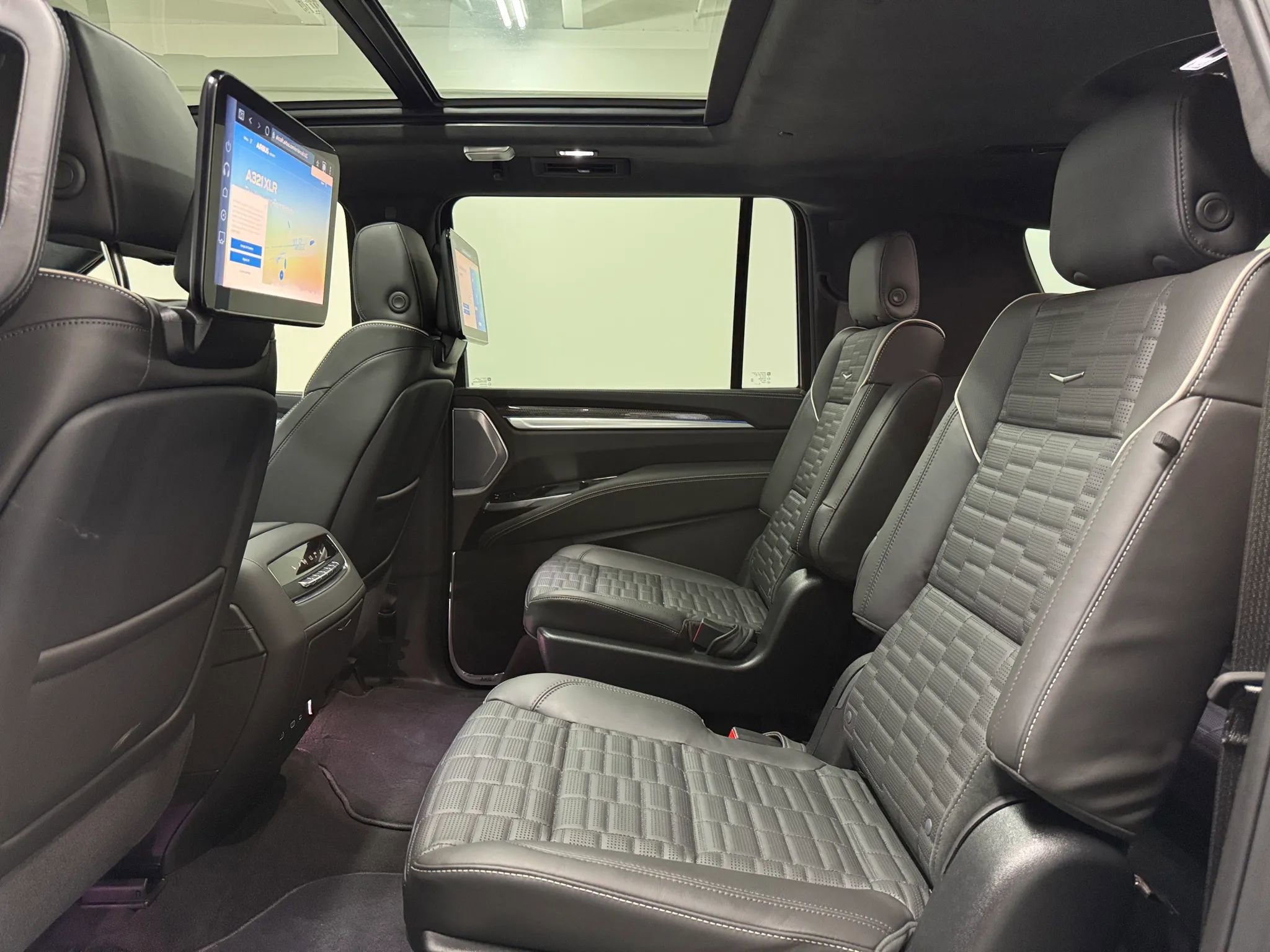 Used 2026 Cadillac Escalade ESV V w/ LPO, ONYX Package image 11