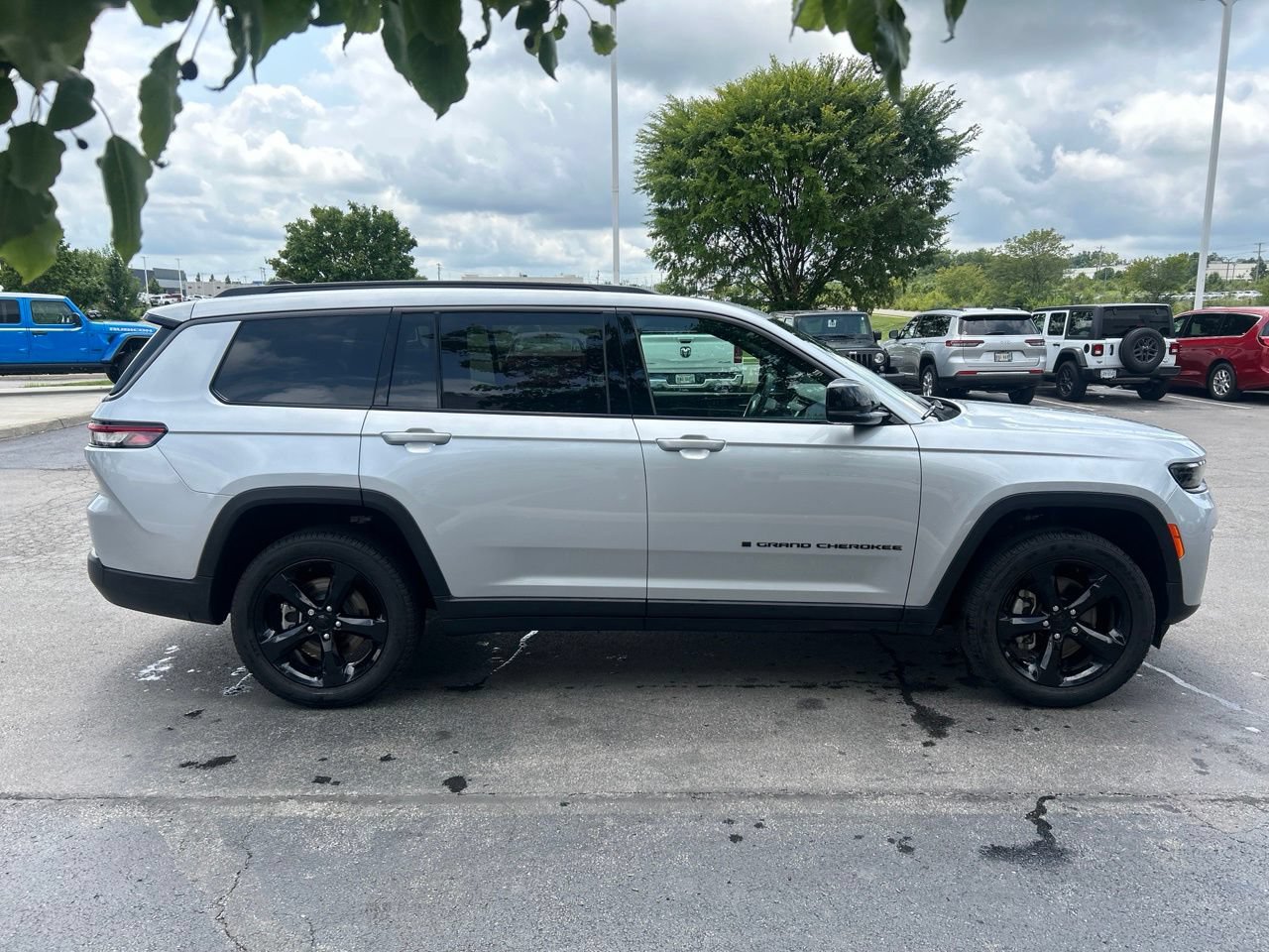 Used 2026 Jeep Grand Cherokee L Limited w/ Limited Altitude Package AWD/4WD image 3