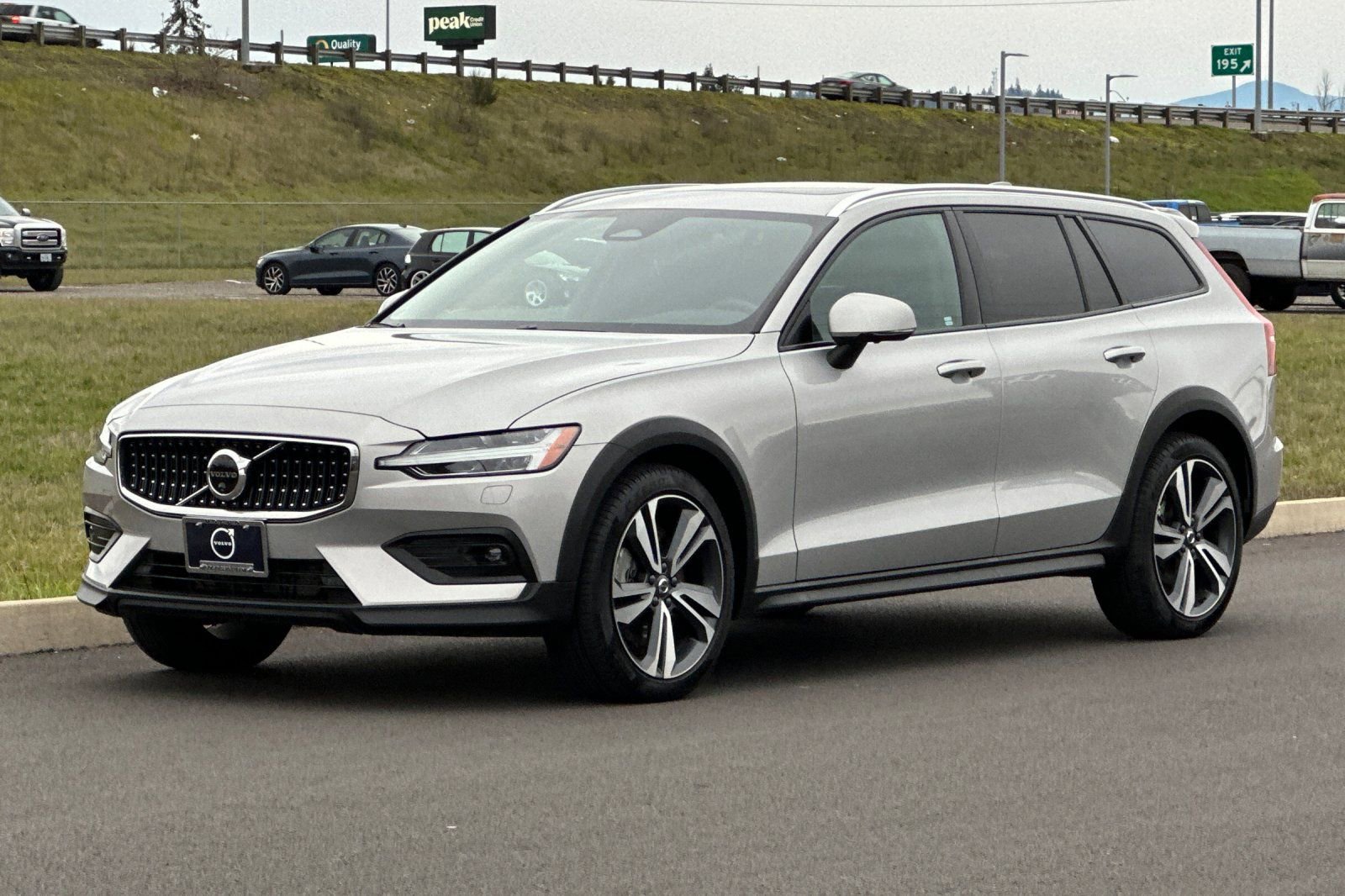 Used 2025 Volvo V60 B5 Cross Country Plus image 7