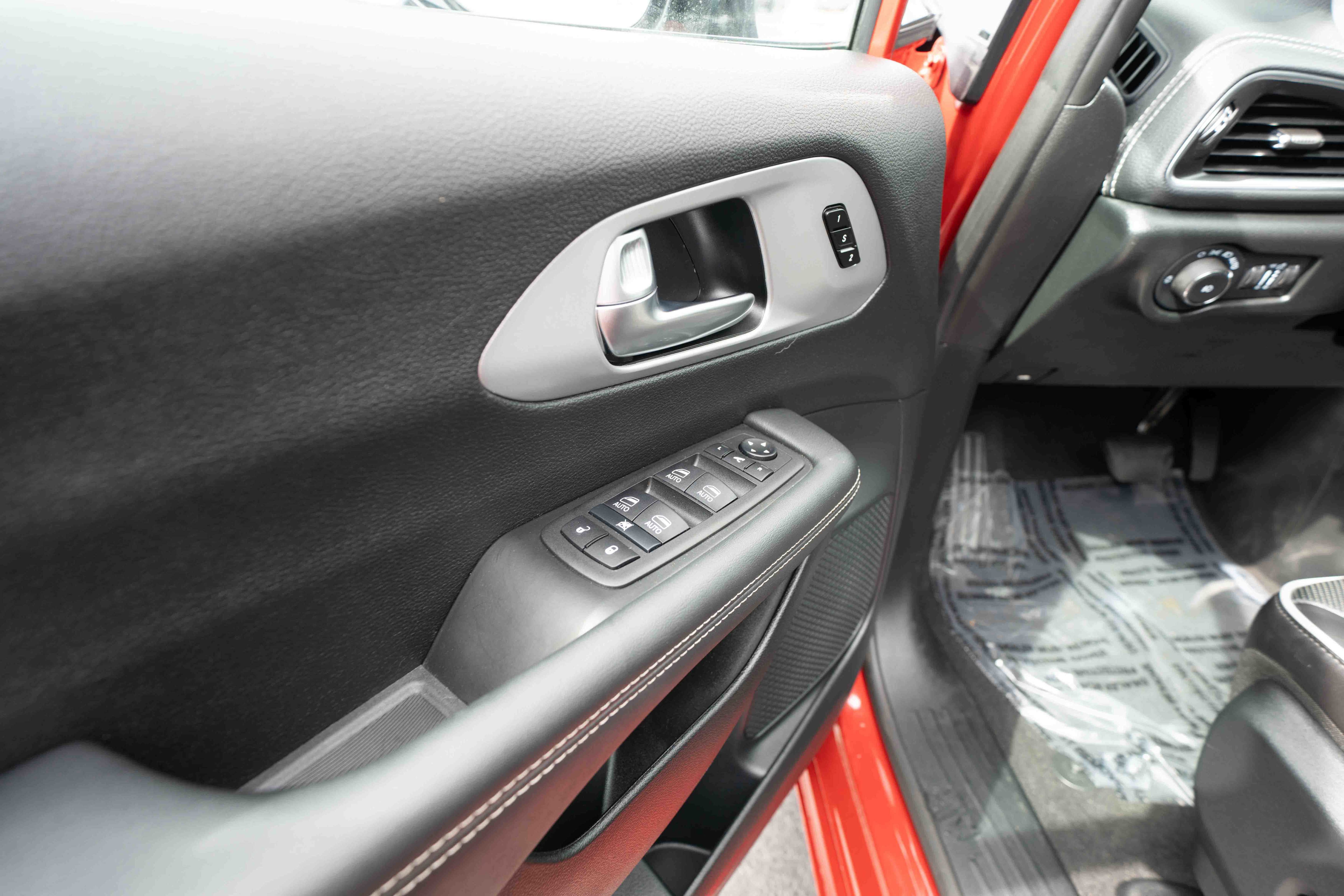 Used 2025 Chrysler Pacifica Limited FWD image 7