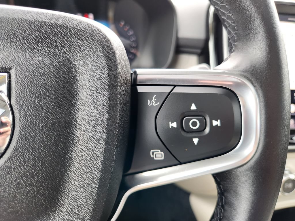 Certified 2025 Volvo XC40 B5 Plus AWD/4WD image 32
