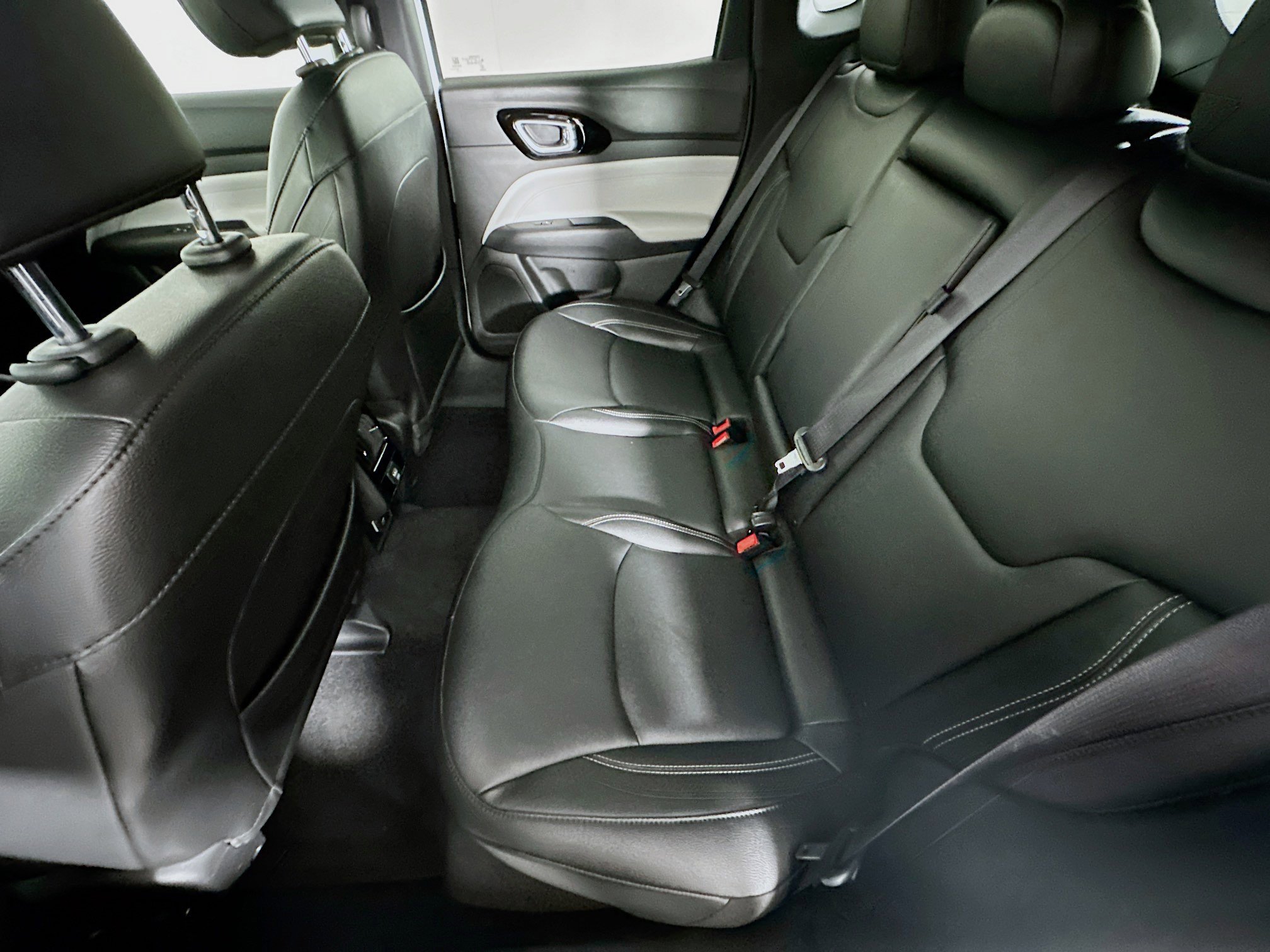 Used 2025 Jeep Compass Limited image 27