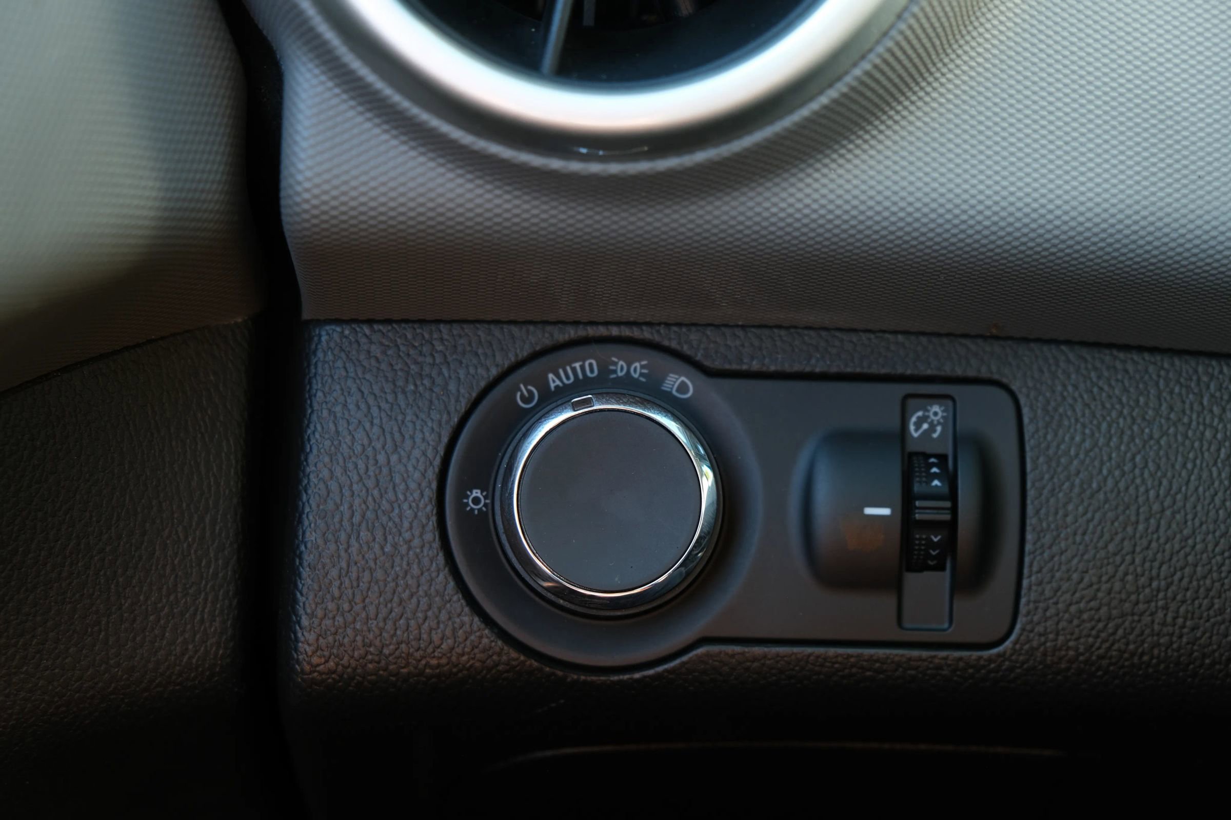 Used 2018 Chevrolet Sonic Premier w/ Driver Confidence Package image 29