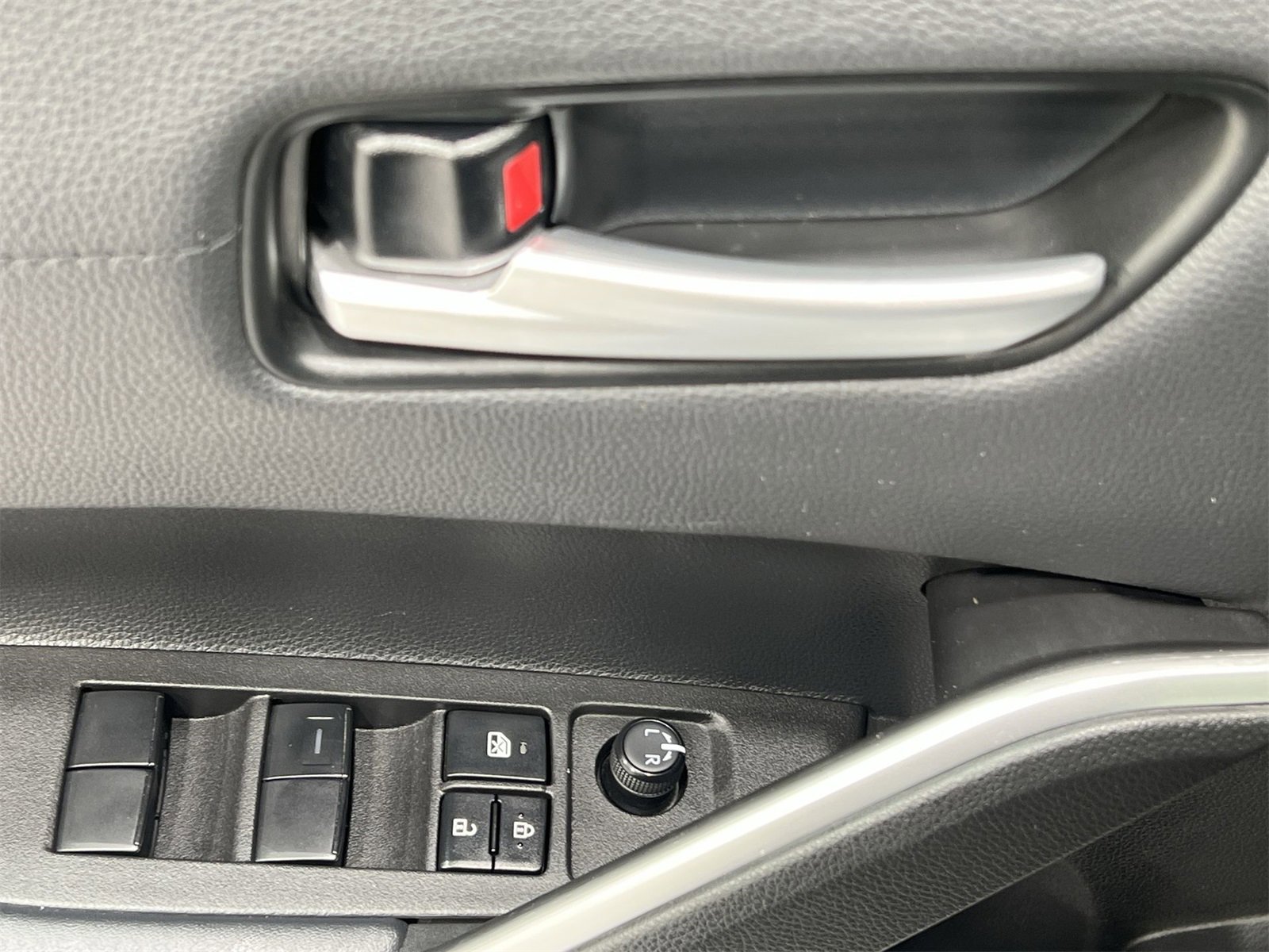 Used 2022 Toyota Corolla Cross XLE image 13