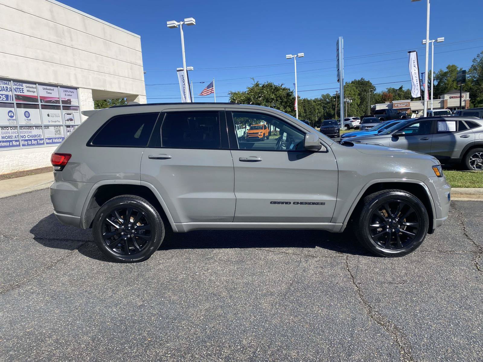 Used 2020 Jeep Grand Cherokee Altitude AWD/4WD image 10