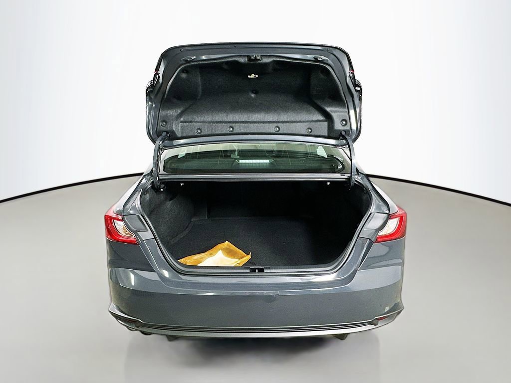 Used 2025 Toyota Camry SE image 32