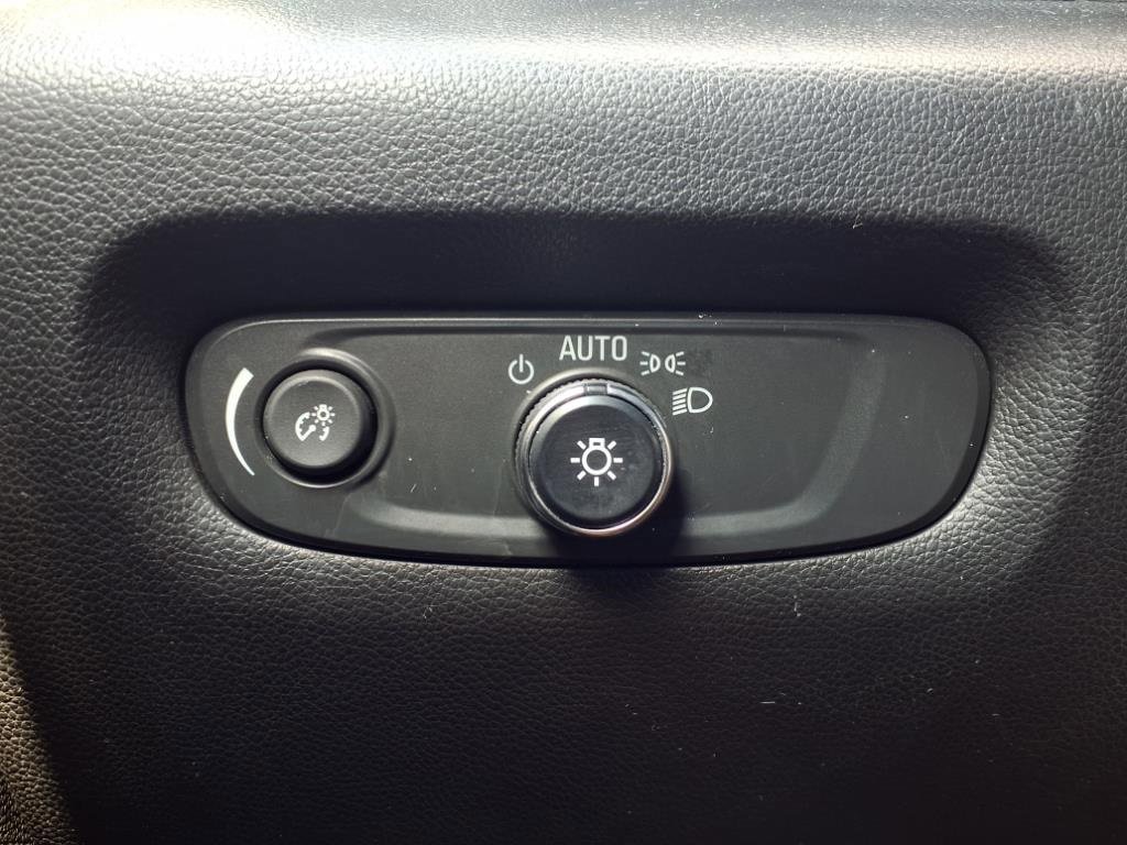 Used 2022 Chevrolet Traverse LS image 22