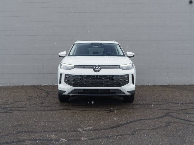 Used 2025 Volkswagen Tiguan SE w/ Panoramic Sunroof Package image 10