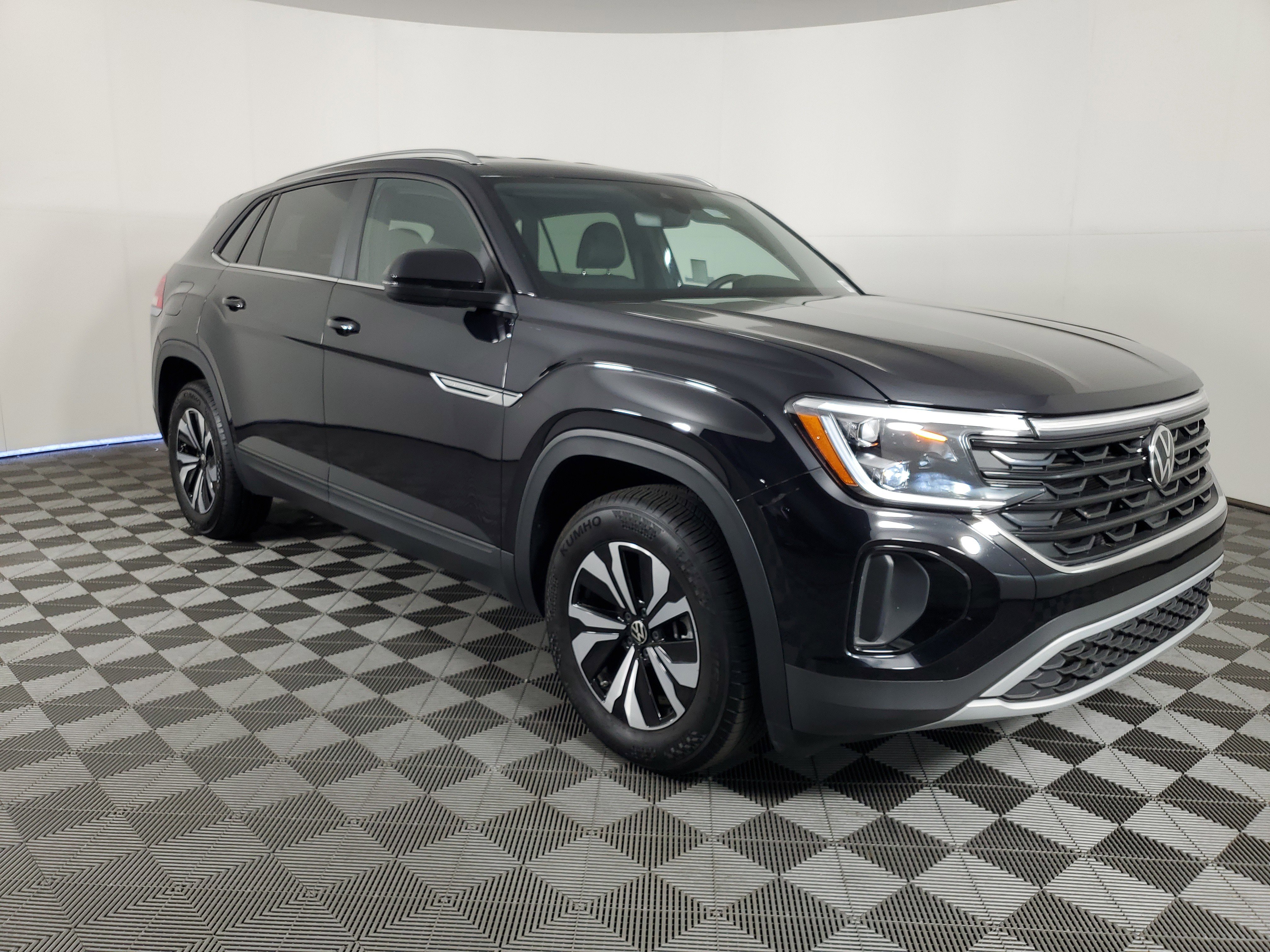 Used 2025 Volkswagen Atlas Cross Sport SE image 2