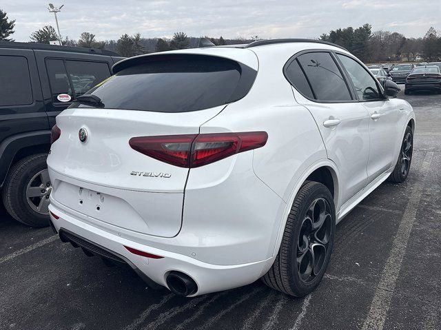 Used 2022 Alfa Romeo Stelvio Veloce AWD/4WD image 4