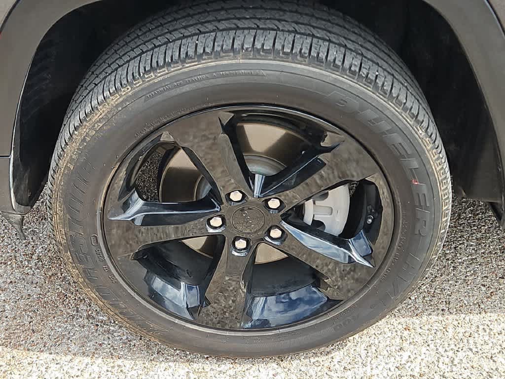 Used 2025 Jeep Grand Cherokee L Laredo RWD image 12